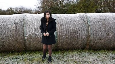 Pige MILF med tatoveringer piercinger pigtails gør hjemmelavet porno