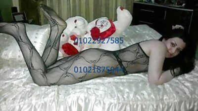 Damer penetrerede i samme seng i position doggy style 02
