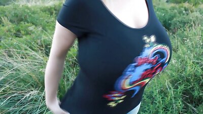 Kone bruger anal butt plug og kneppet af en ven
